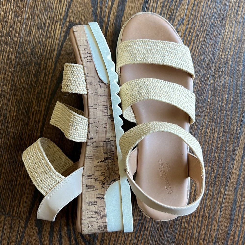 Universal Thread Platform Sandals